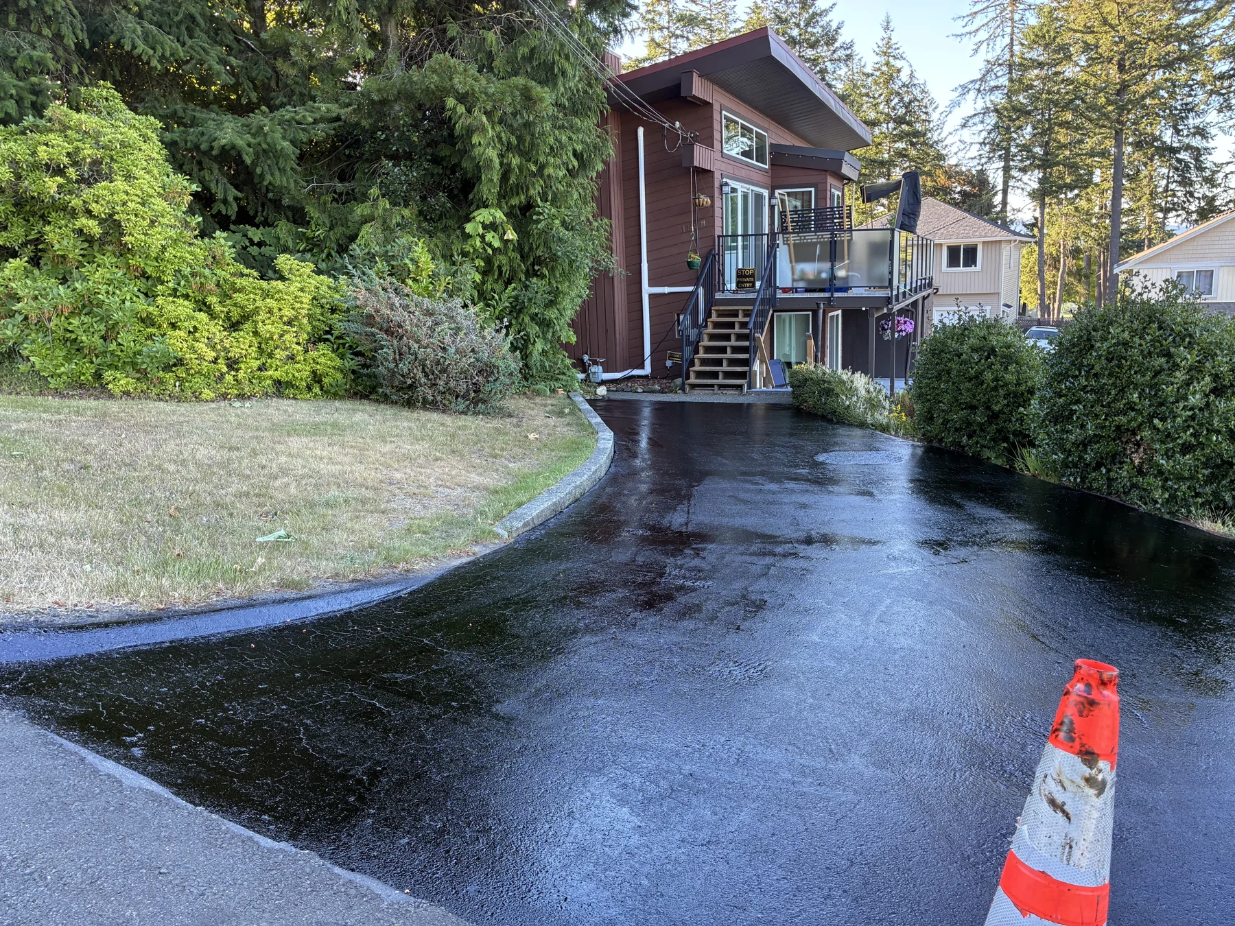 A freshly sealcoated driveway in Campbell River.